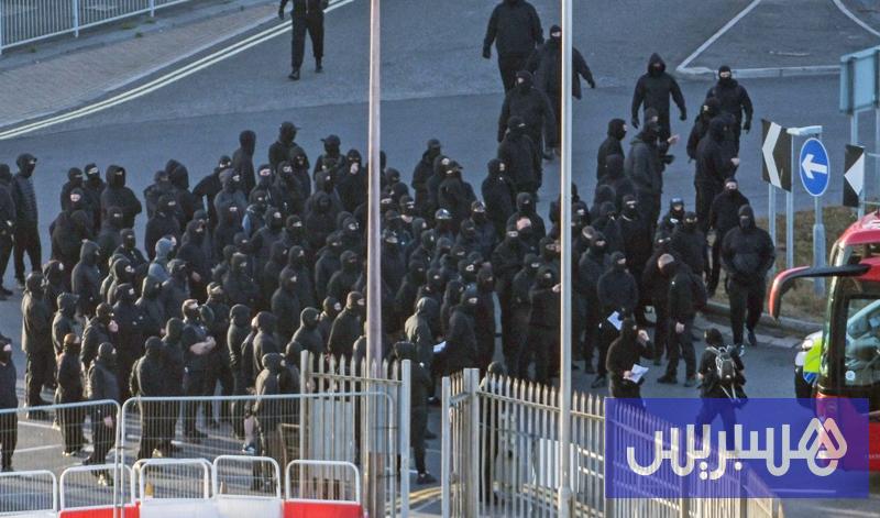 ملثمون يقطعون طريق ميناء دوفر البريطاني ملثمون يقطعون طريق ميناء دوفر البريطاني