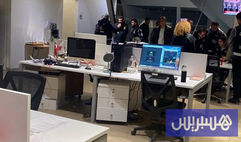 تحقيق في الفساد يقود إلى مداهمة قناة معارضة بتركيا تحقيق في الفساد يقود إلى مداهمة قناة معارضة بتركيا