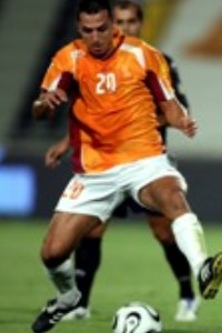 لاعب مغربي يحمل قميص المنتخب القطري لكرة القدم