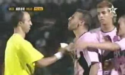 إيقاف لاعب مغربي مدة الحياة لبصقه على الحكم