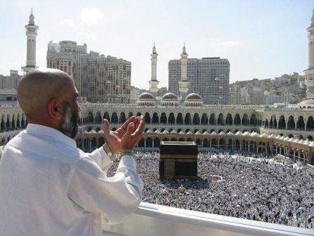 مرجع إيراني يهاجم مفتي السعودية ويدعوه للتوبة قبل الحج