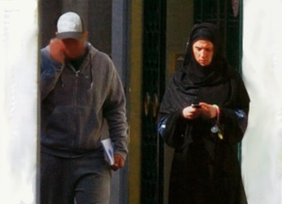 المغنية " ديامس " تدخل الإسلام وترتدي الحجاب