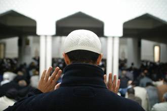 فرنسا تفضل الأئمة المغاربة في مساجدها على الجزائريين