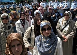 الحرب النفسية على المحجبات