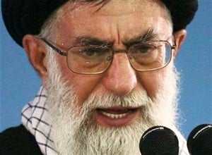 خامنئي يفتي بتحريم الإساءة للصحابة وأمهات المؤمنين