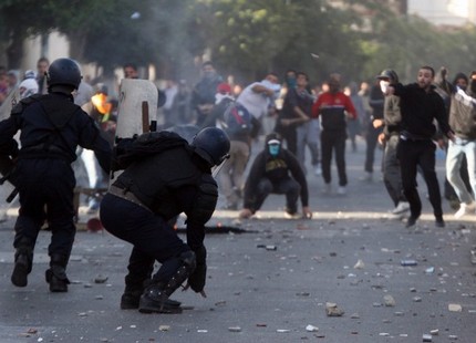 الجزائر تخمد ثورة الجيّاع بخفض الأسعار