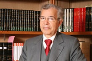المنوني رئيسا لللجنة الخاصة بمراجعة الدستور