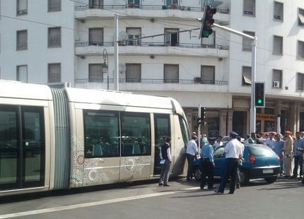 سيارة أجرة قاصر تُقبّل الترامواي وسط الرباط