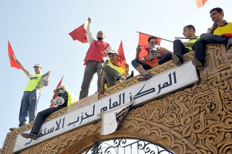 المعطلون ينسحبون من مقر حزب الإستقلال بعد وساطة من اليزمي