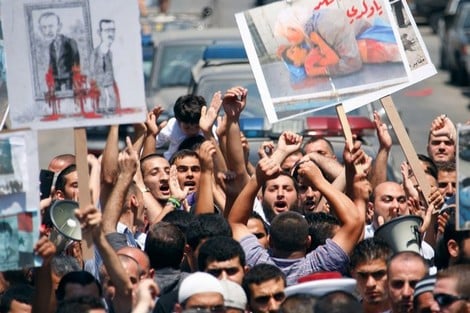 سفير بريطانيا بالمغرب يدعو إلى مواجهة "دموية الأسد" بدهاء