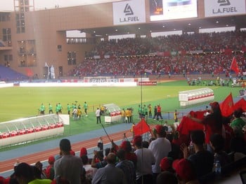 الأسود يدخلون الملعب ويتفاعلون مع الجمهور