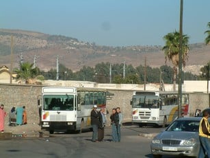 عصابة بسطات تعترض حافلة بالسيوف
