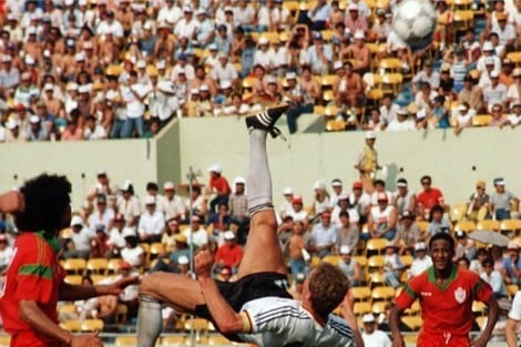 لاعب دولي سابق: لاعبو منتخب 86 يستحقون "الكريمات"!