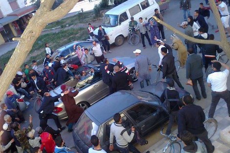 الملك يتجول بسيّارته المكشوفة في خريبكة بلا بروتوكول (فيديو)
