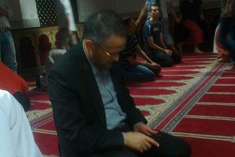 الشوباني يرفض إمامة الصلاة بسبب "ذنوبه الكثيرة"