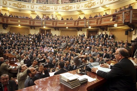 لجنة برلمانية مصرية تبحث قانونا يجعل الزكاة إلزامية