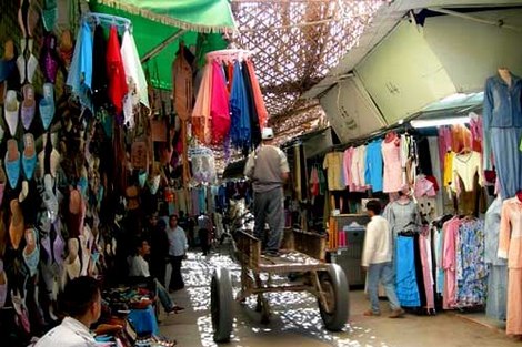 سوق "الفلاح" بوجدة.. واجهة لترويج الأدوية المهربة من الجزائر