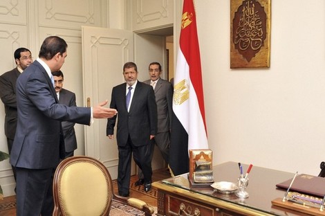 جدل دستوري حول أداء مرسي اليمين الدستورية
