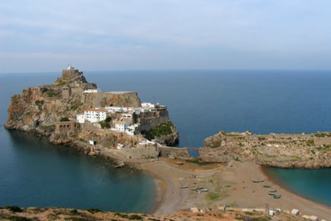 العسكر الإسباني يعتقل شبابا حاولوا رفع علم المغرب على بَادِيس المحتلّة