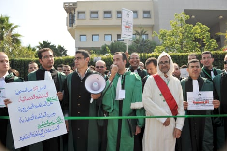 منظمات حقوقية تنتقد الرميد وتتضامن مع القضاة المحتجين