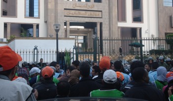 معطلون يُحاصرون بنكيران داخل "المُسْتشارين"