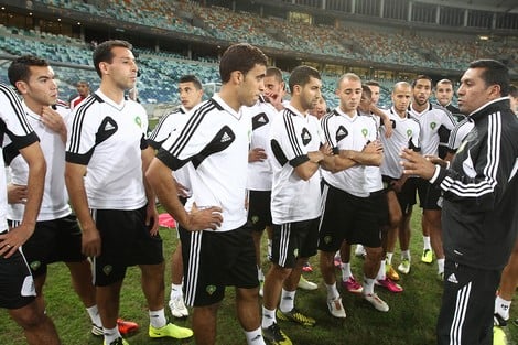 الطاوسي يعلن استمراره في تدريب المنتخب باستدعاء 24 لاعبا