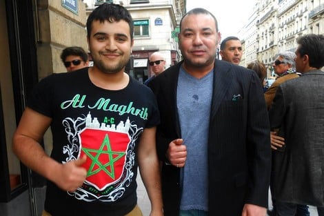 شاب مغربي يروي تفاصيل لقائه وصورته مع الملك بفرنسا