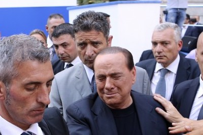 برلسكوني يذرف الدموع من أجل العفو