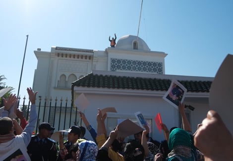 الشرطة توقف ناشطا أسقط راية الجزائر من على قنصلية البيضاء