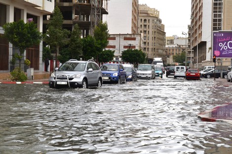 عاصفة مطرية تجتاح شمال المملكة وتعرِي واقع البنية التحتية