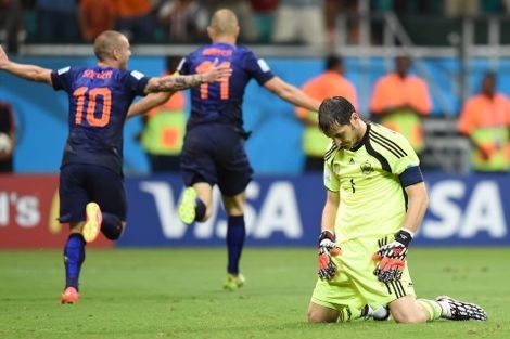 هولندا تسحق إسبانيا .. الثأر طبق يؤكل باردا في مونديال البرازيل