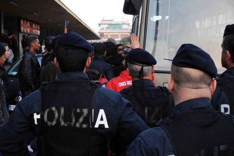 قبلة على وجه طفلة تهدد مهاجرا مغربيا بالسجن في إيطاليا