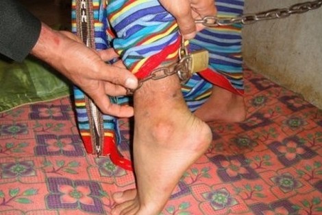 أب يحتجز ولديه بالسلاسل انتقاما من زوجته بالناظور