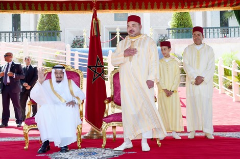 بحضور العاهل السعودي .. الملك يمنح أوسمة لفنانين ورياضيِّين