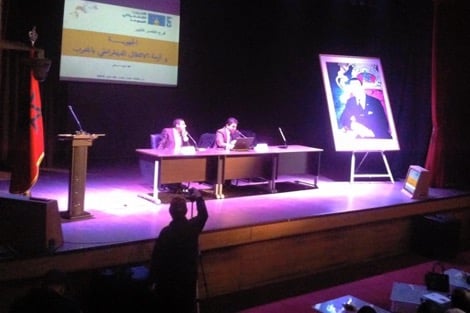 السريفي يقارب الجهوية والديمقراطية بالقصر الكبير