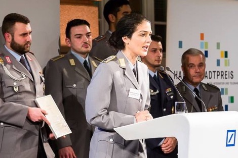 جندية مغربية بألمانيا تدافع عن مواطنيها ضد اتهاماتٍ بالعنصرية