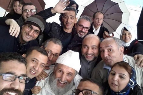 بعد مرور 30 سنة .. هكذا أكرم تلاميذ سابقون مدرسهم بطنجة