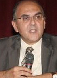 وزرة الأستاذ وكفن المتظاهر وقميص عثمان