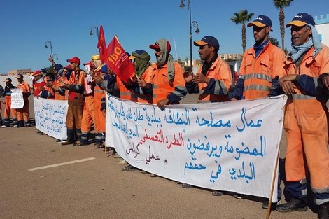 أعوان النظافة بطانطان يحتجون .. والبلدية ترد
