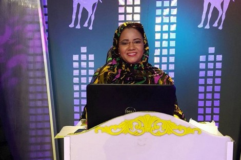 منتنة .. إعلامية تنثر عبق الشعر الحساني بأرجاء الصحراء