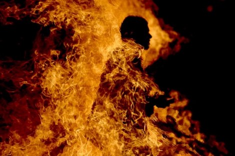 إمام يشعل النار بجسده في مدينة سيدي قاسم