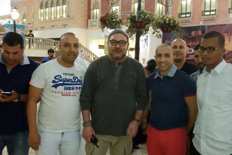 "مغاربة الخليج" يحتفون بالملك داخل الأسواق التجارية الكبرى