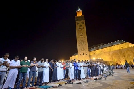 خدمات مسجد الحسن الثاني تجذب آلاف المصلين بليالي رمضان