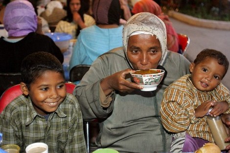 موائد الرحمان تُشيع قيم التكافل بإفطار فقراء مغاربة في رمضان