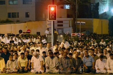 مغاربة يتساهلون مع تاركي الصلاة ولا يسامحون "وْكَّالِين رمضان"