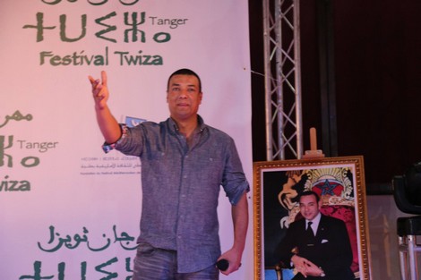 مهرجان "ثويزا" يفتتحُ فعالياتهِ على صدَى أشعارِ هشام الجُخّ