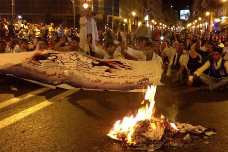 خريجو برنامج "عشرة آلاف إطار" يحرقون شهاداتهم بطنجة
