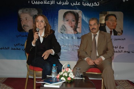 صحافية مغربية تسبر أغوار العلاقة بين السياسي والإعلامي