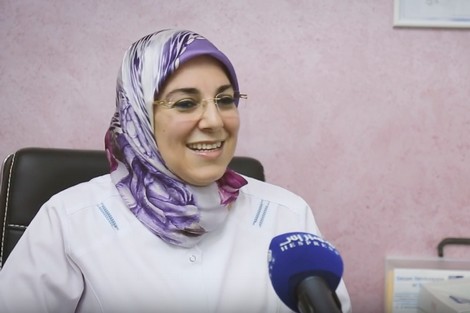 حسناء الكتاني .. طبيبة أسنان مغربية تؤثث عيادتها باللغة العربية
