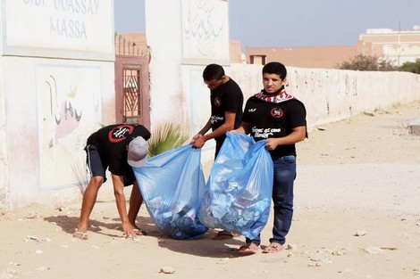 شبان يُنظفون مخلفات الحملة الانتخابية باشتوكة